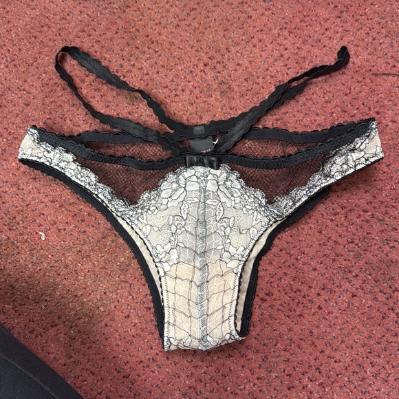 VS lingerie set - Picture 2 of 5
